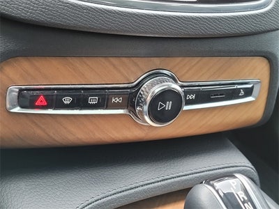 2021 Volvo XC90 T6 Momentum