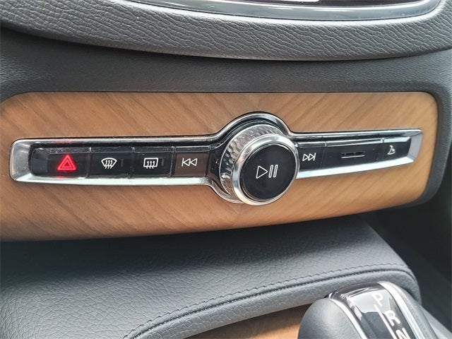 2021 Volvo XC90 T6 Momentum