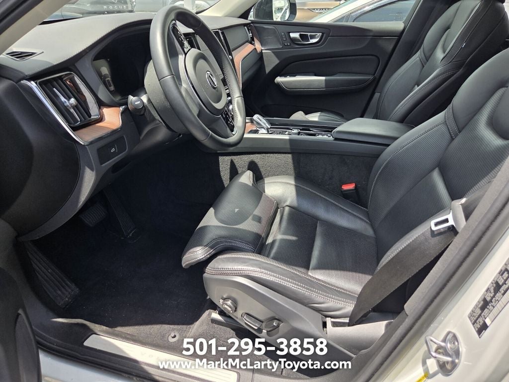 2023 Volvo XC60 B5 Ultimate Dark Theme
