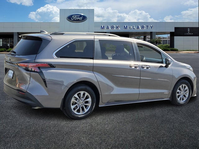 2021 Toyota Sienna LE 8 Passenger