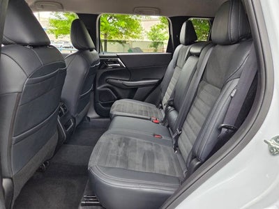 2024 Mitsubishi Outlander Base