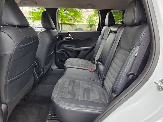 2024 Mitsubishi Outlander Base