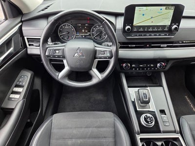 2024 Mitsubishi Outlander Base