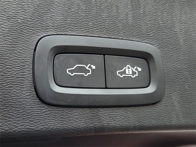 2022 Volvo XC40 R-Design