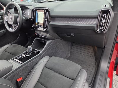 2022 Volvo XC40 R-Design