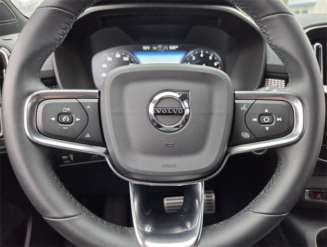 2022 Volvo XC40 R-Design