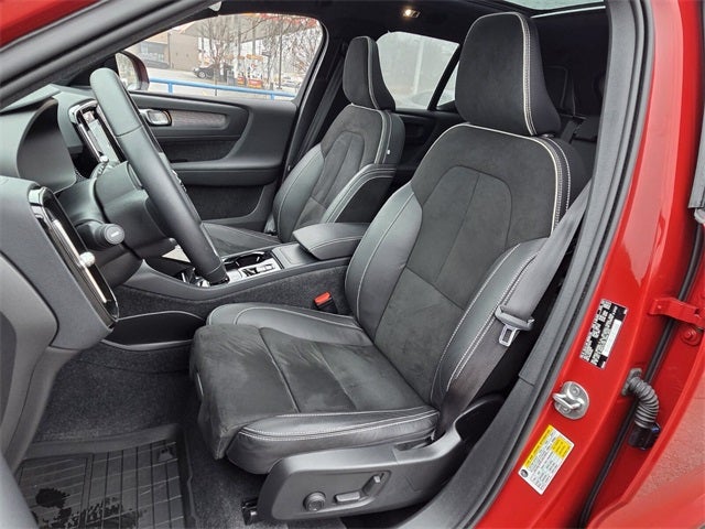 2022 Volvo XC40 R-Design