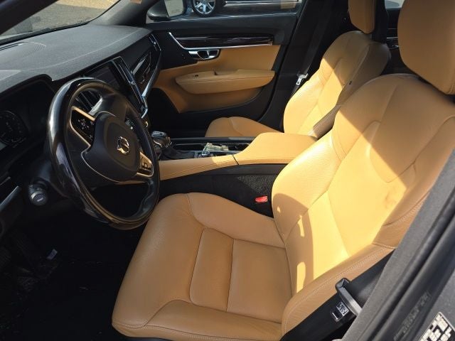 2017 Volvo S90 T6 Momentum