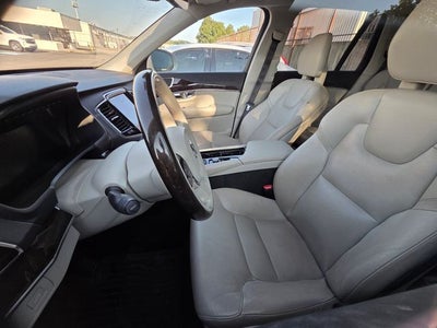 2016 Volvo XC90 T6 Momentum