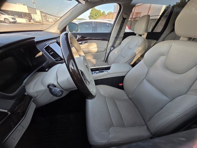 2016 Volvo XC90 T6 Momentum