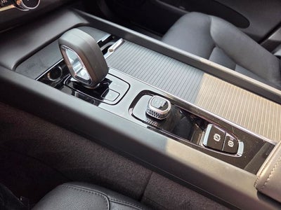 2024 Volvo XC60 Recharge Plug-In Hybrid Core Dark