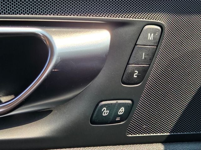 2024 Volvo XC60 Recharge Plug-In Hybrid Core Dark