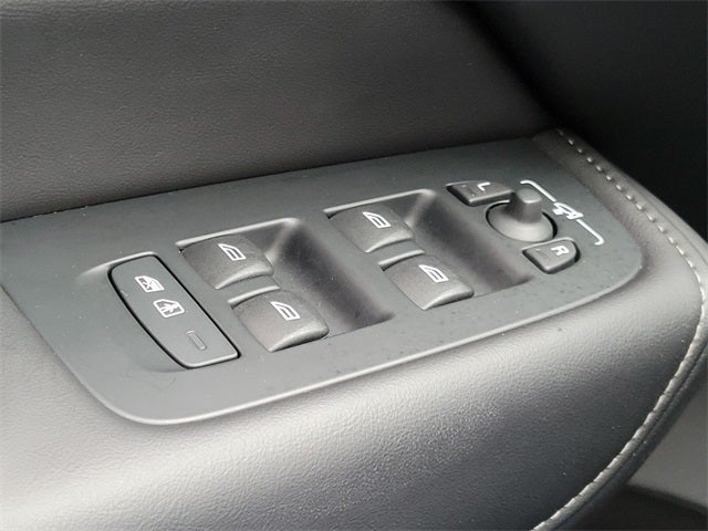 2023 Volvo XC60 B5 Ultimate Bright Theme