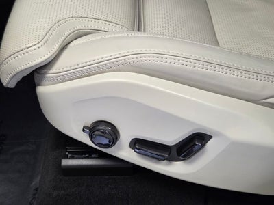 2023 Volvo XC60 B5 Ultimate Dark Theme