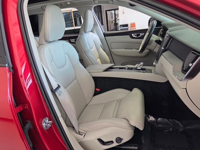 2023 Volvo XC60 B5 Ultimate Dark Theme