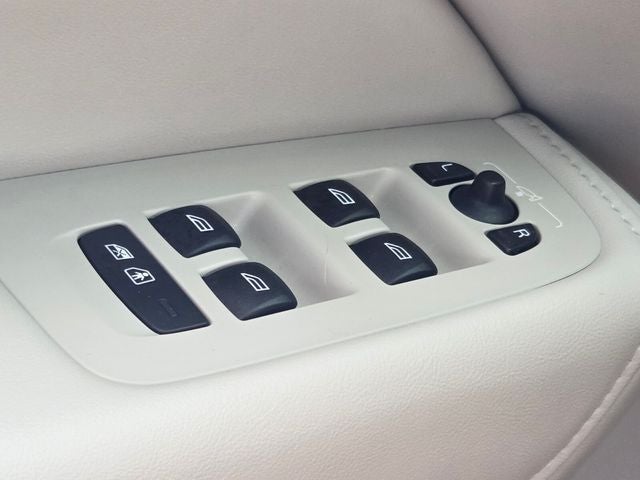 2023 Volvo XC60 B5 Ultimate Dark Theme