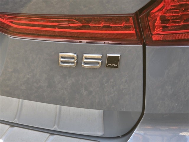 2023 Volvo XC60 B5 Plus Dark Theme