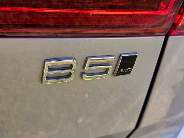2023 Volvo XC60 B5 Ultimate Dark Theme