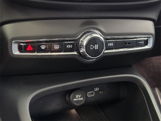 2025 Volvo XC40 B5 Core