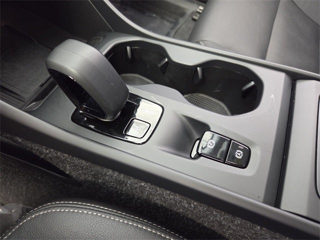 2025 Volvo XC40 B5 Core