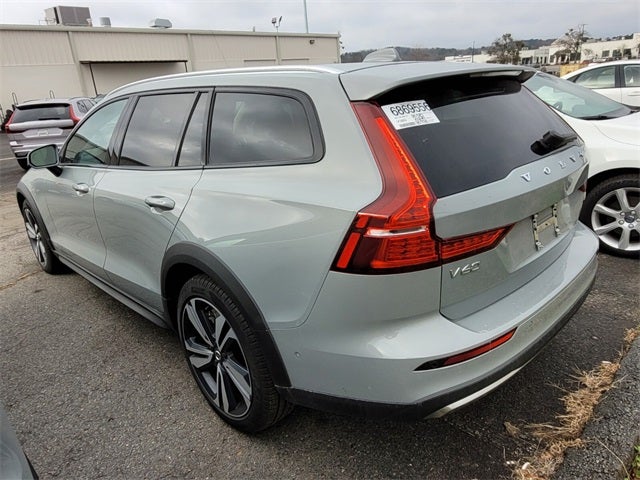 2025 Volvo V60 Cross Country B5 Plus