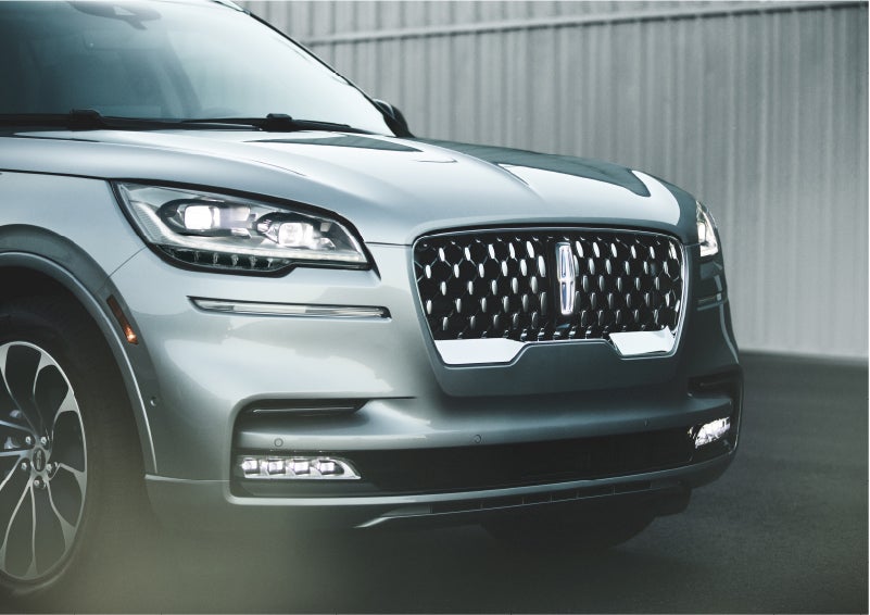 The available adaptive pixel LED headlamps of the 2023 Lincoln Aviator® SUV activated | Mark McLarty Lincoln in North Little Rock AR