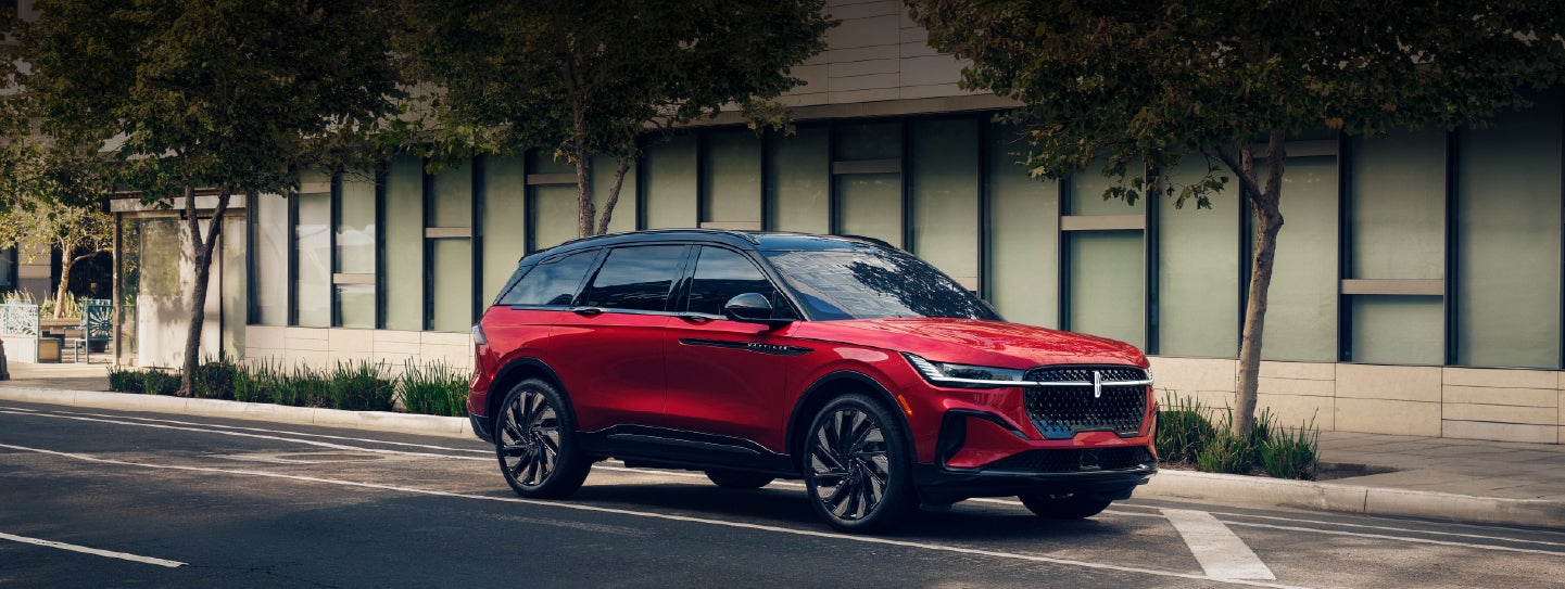 A 2025 Lincoln Nautilus® SUV with an available hybrid powertrain is parked in an urban setting. | Mark McLarty Lincoln in North Little Rock AR