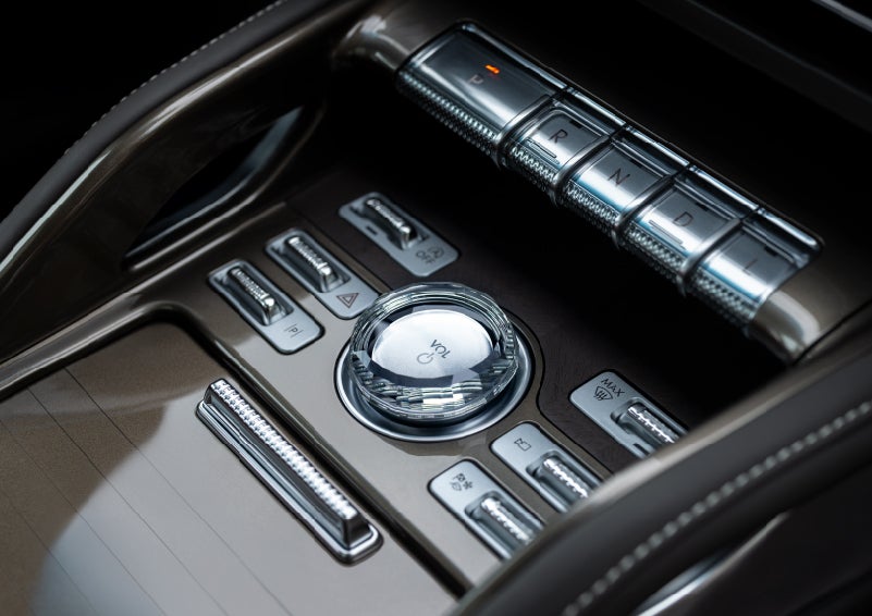 A crystal-inspired volume knob is shown in the center floor console of a 2025 Lincoln Nautilus® SUV. | Mark McLarty Lincoln in North Little Rock AR